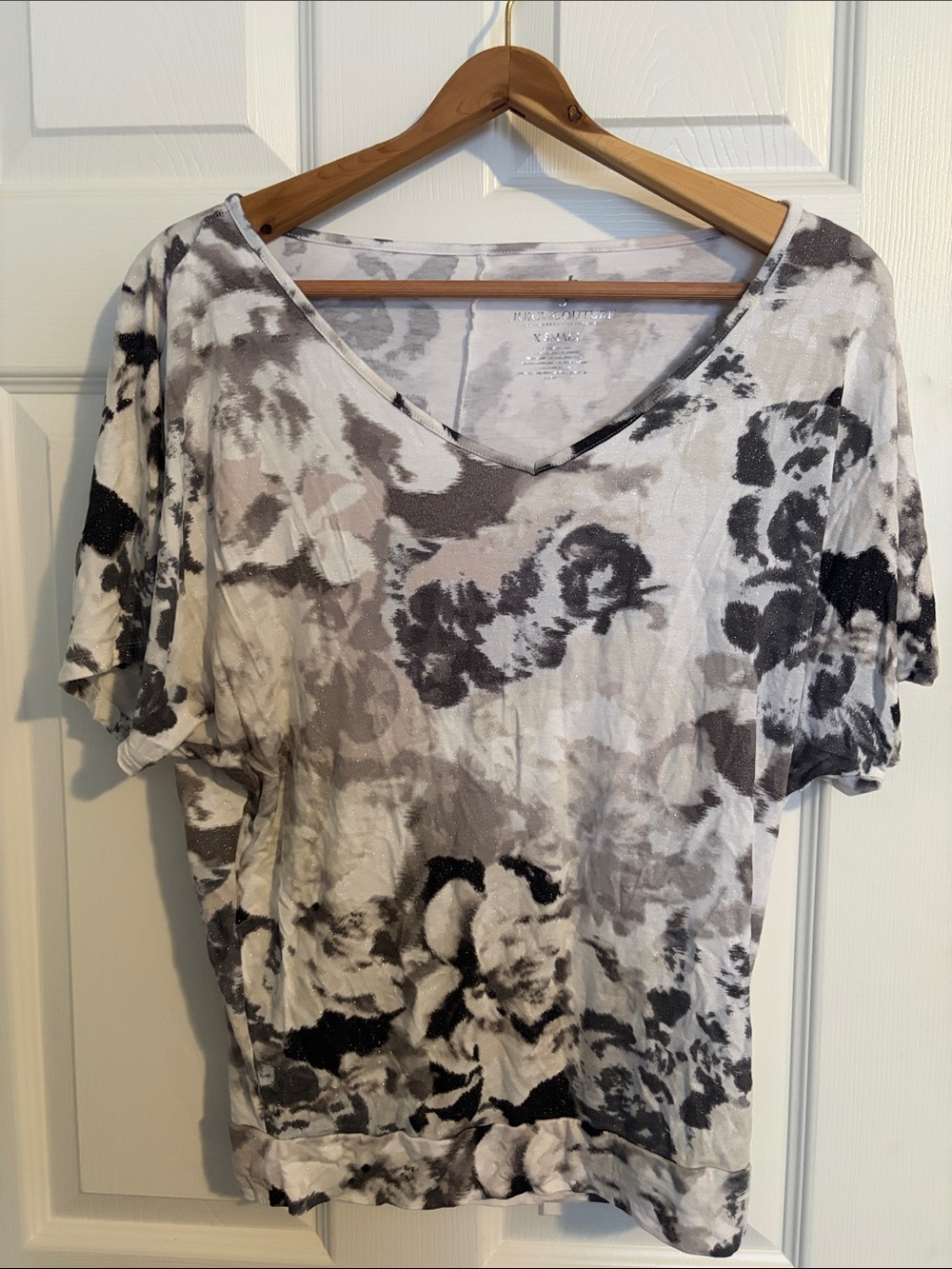 Women's V-Neck Glitter Floral Print Top - Gray/White